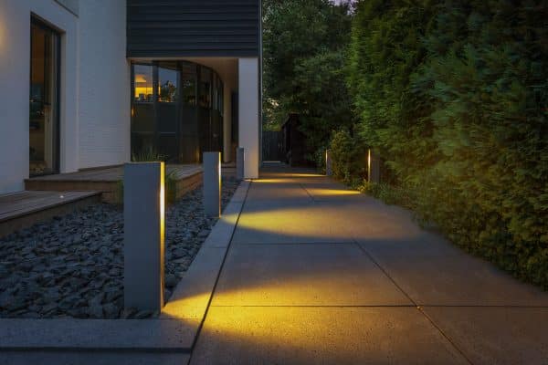 Staande tuinverlichting voor een tuinpad