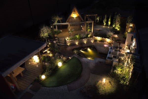 Bovenaanzicht van een tuin met lichtplan voor tuinverlichting