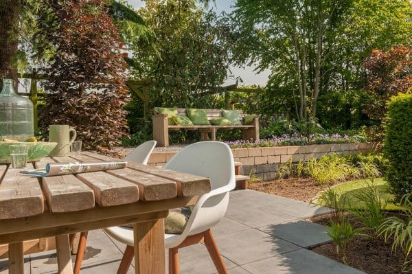 Tuinmeubels in zonnige tuin