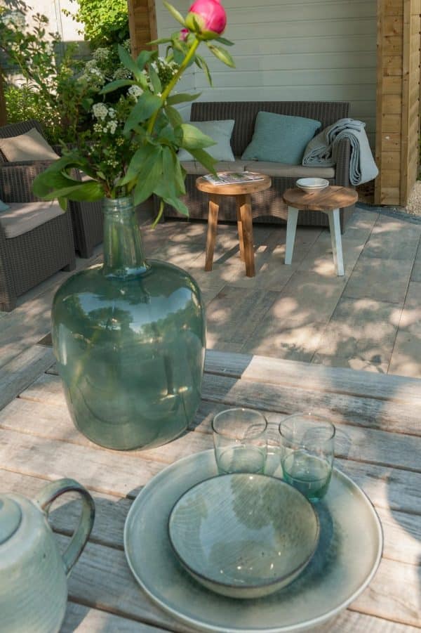 Salontafel met plant in de tuin