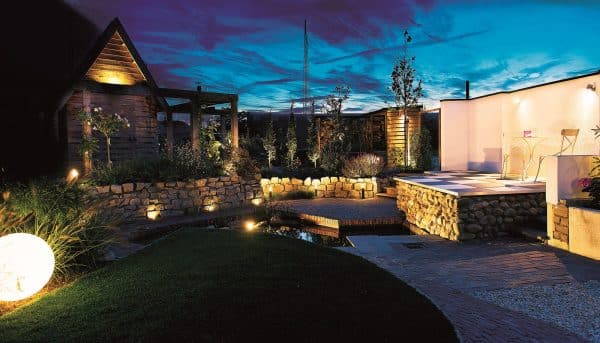 Tuin met sfeervolle verlichting